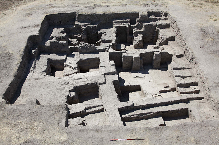 La foto muestra una trinchera excavada por arqueólogos en la actual Turquía.