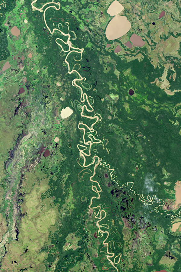 Una imagen aérea del río Amazonas serpenteando a través de un paisaje exuberante.