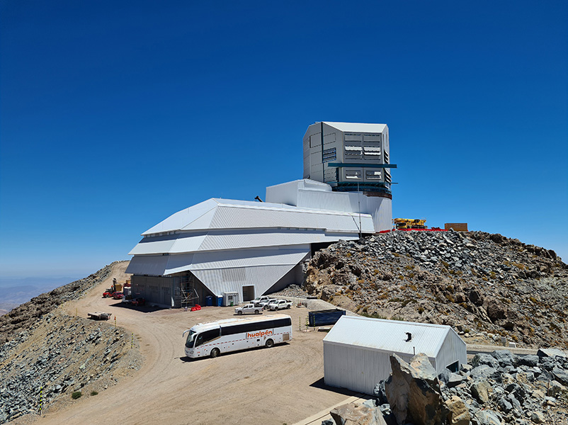 La foto muestra el gran edificio de las instalaciones que alberga el telescopio que se está construyendo en la cima de una montaña cerca de Cerro Pachón, Chile.
