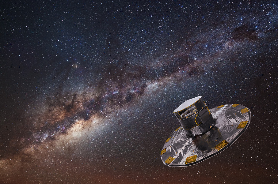 Una imagen muestra el disco de la Vía Láctea, con estrellas brillantes y nubes oscuras y difusas. En primer plano se ve la representación artística plateada y amarilla de un telescopio espacial.