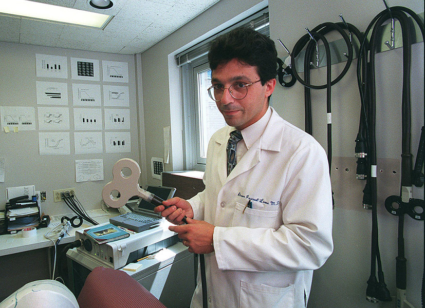Foto del neurocientífico Álvaro Pascual-Leone, pionero del tratamiento con EMT, sosteniendo uno de los primeros dispositivos de esta técnica en la década de los años noventa.