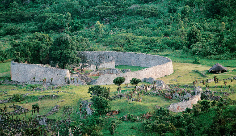 Las ruinas del Gran Zimbabue en una zona cubierta de pasto.