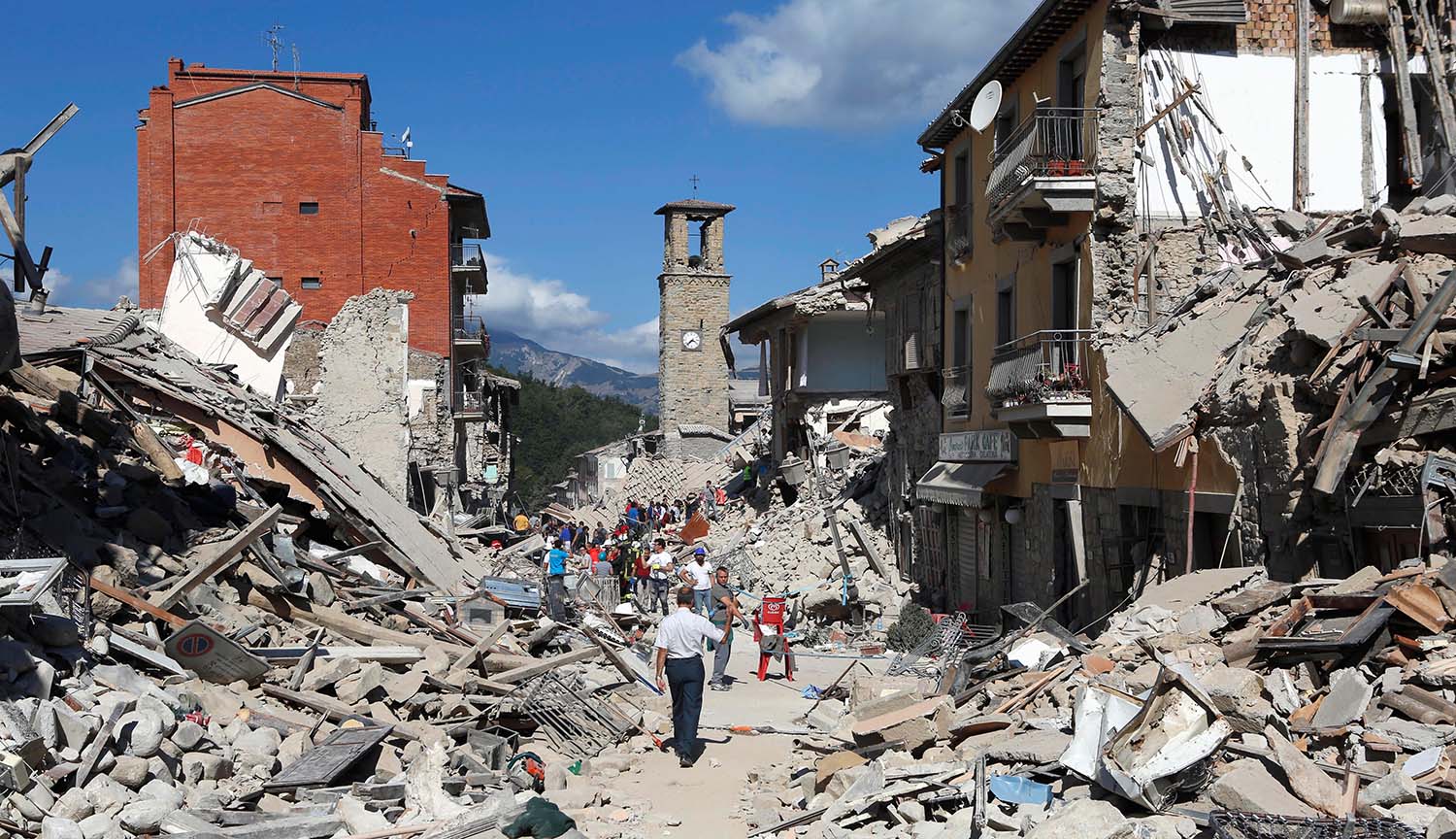 Edificios en ruinas, escombros y una torre del reloj aún en pie al fondo.	