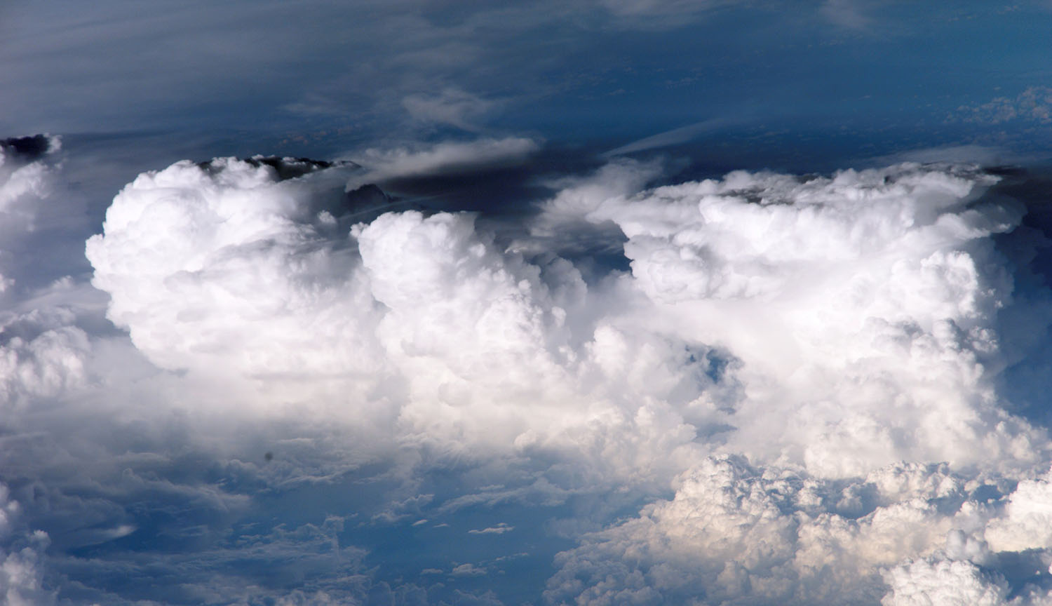Foto de varias nubes grandes agrupadas.