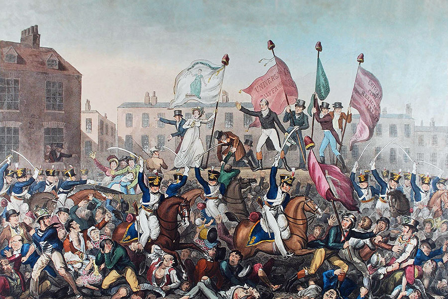 Una pintura muestra a una multitud de personas atacadas por soldados con sus espadas desenvainadas. Al fondo se ven edificios de ladrillo rojo y hombres y mujeres de pie sobre una plataforma sosteniendo pancartas.