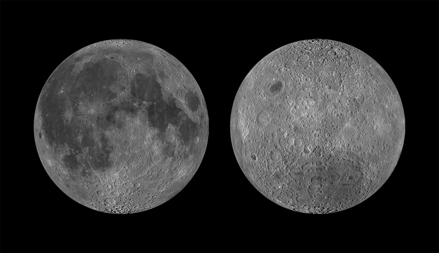 La imagen muestra las regiones oscuras de la cara visible de la Luna junto a la cara oculta, de color más claro.