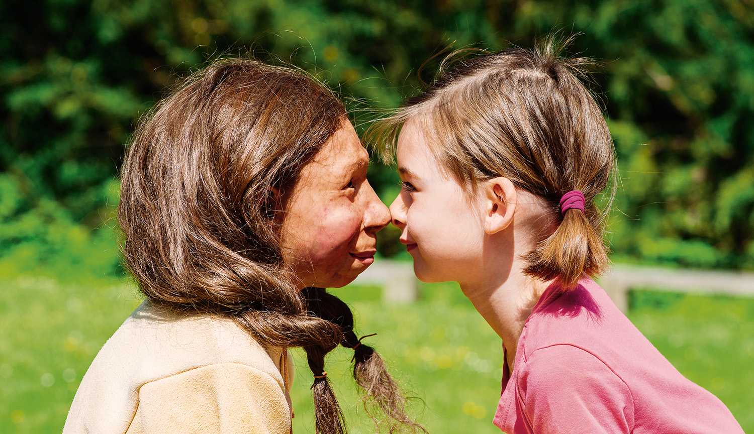 La imagen muestra a un neandertal y a una niña humana, cara a cara.