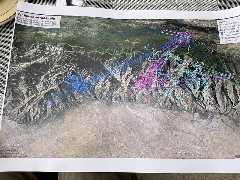 Fotografía de una sierra montañosa con líneas de colores.