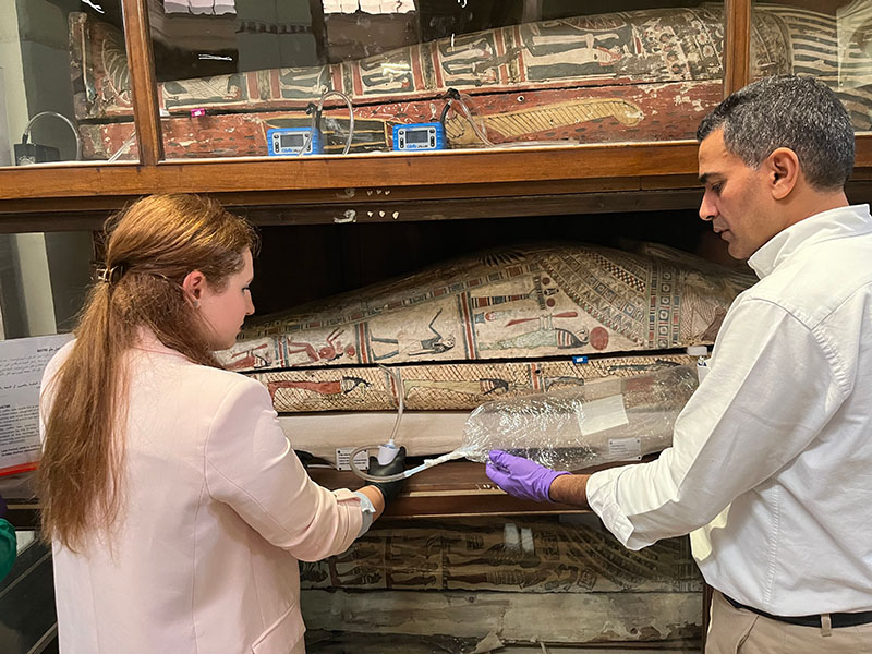 Conservando el aroma de momias milenarias Dos investigadores recogen muestras de aire de una momia egipcia.