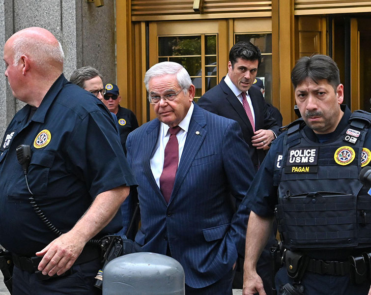 Foto del exsenador estadounidense Bob Menéndez saliendo de la sala del tribunal bajo custodia policial.