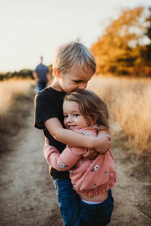 Foto de un hermano y una hermana abrazándose.
