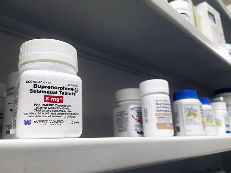 Un frasco de comprimidos de buprenorfina en la estantería de una farmacia.