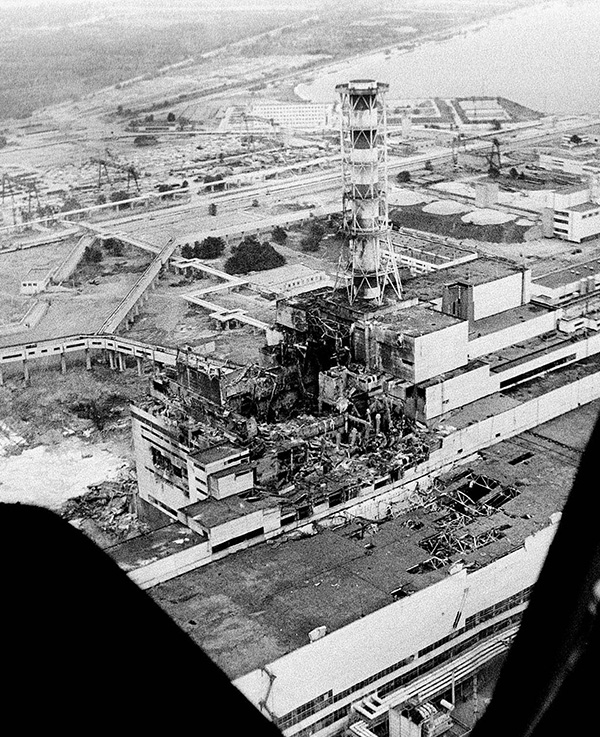 Foto área del reactor nuclear dañado de Chernóbil.