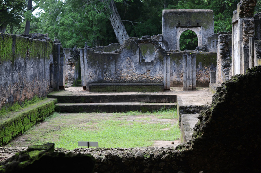 El juzgado de Gedi El complejo de ruinas incluye muros de piedra cubiertos de musgo con ventanas.