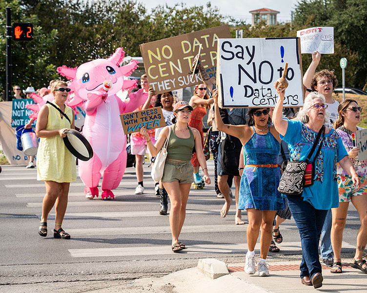 Protesta contra los centros de procesamiento de datos Fotografía de personas marchando por la calle con pancartas en las que se lee “Di NO a los centros de procesamiento de datos”.