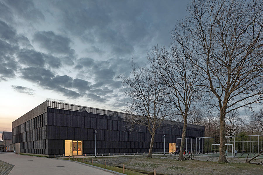 Un gran edificio rectangular tipo gimnasio.