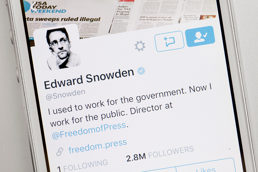 Pantalla de un teléfono móvil que muestra la cuenta de Edward Snowden en las redes sociales, como ejemplo de denuncia.