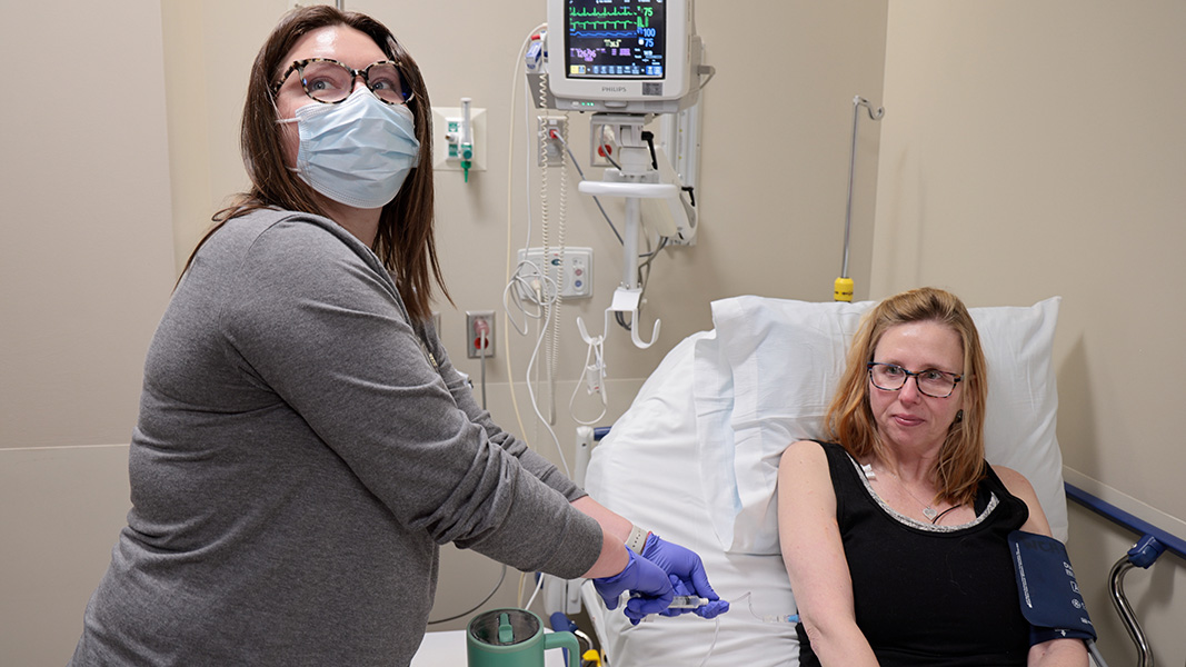 El gran día Una mujer en una cama de hospital recibe una infusión.