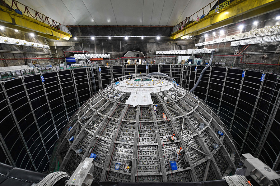 La foto muestra la construcción del detector central de JUNO en China.