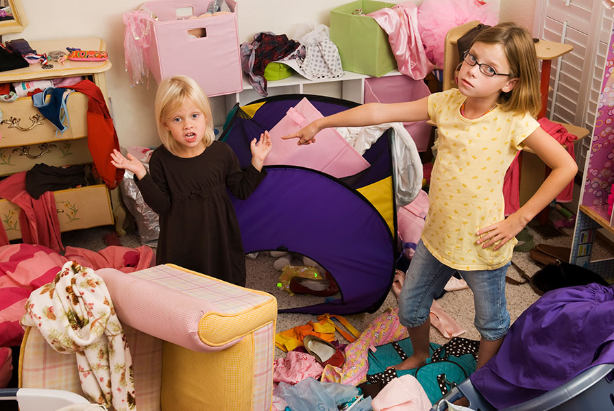 Dos niñas en una habitación, una señalando a la otra con gesto acusador.