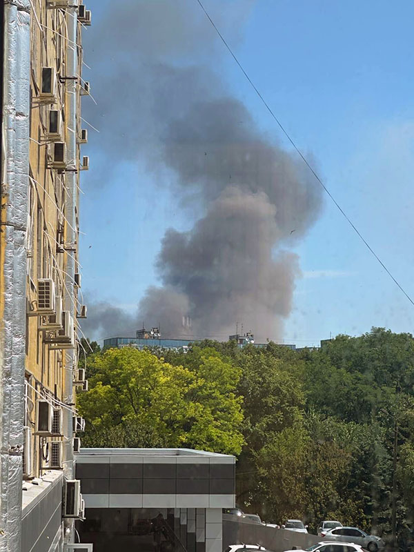 Ataque con misiles Una gran nube oscura de polvo y humo llena el cielo detrás de los árboles y un edificio.