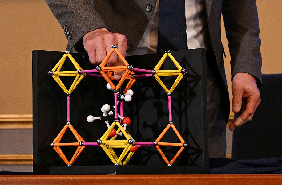 MOF Un modelo molecular de plástico muestra una red de cristales unidos por moléculas orgánicas.