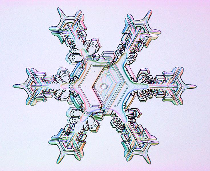 Lejos de ser perfecto Copo de nieve con pequeña deformación.