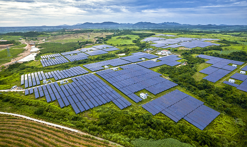 Un paisaje rural cubierto de paneles solares.