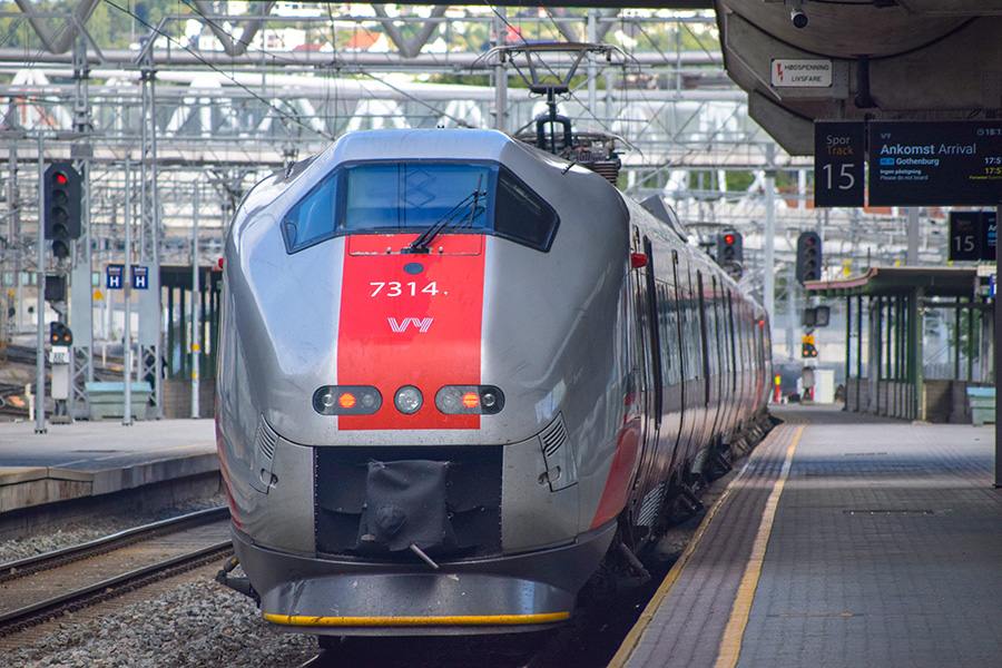 Foto de un tren detenido en una estación.