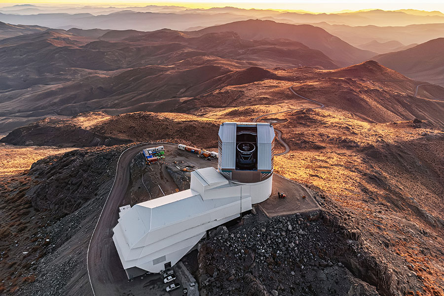 Un gran telescopio se encuentra en la cima árida de una montaña.