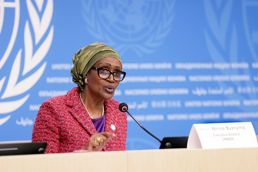 Una mujer pronuncia un discurso en una conferencia de la ONU en marzo de 2025.