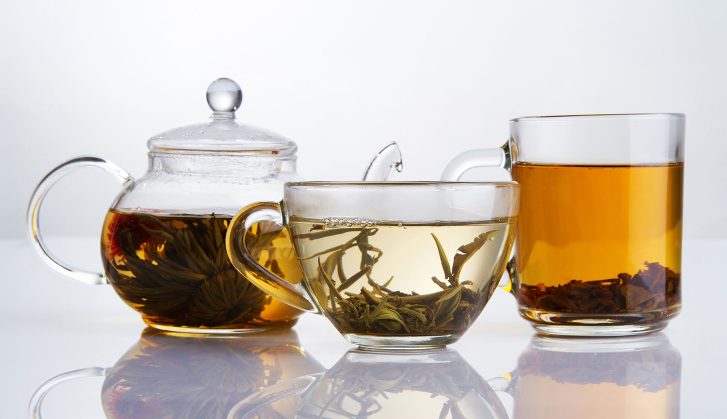 Tres recipientes de cristal contienen tres tipos de té a granel.