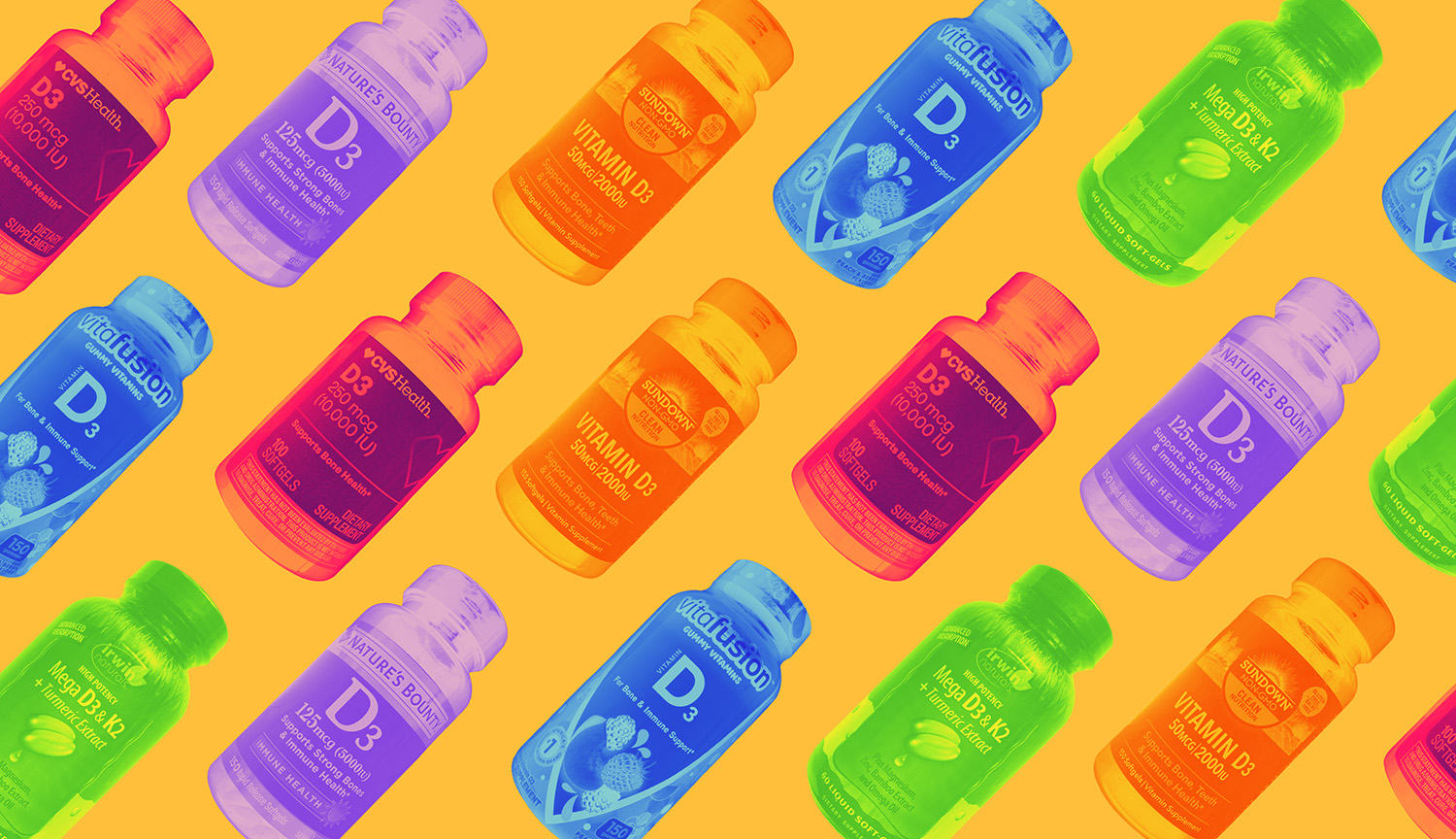 Una serie de botellas de vitamina D3 en colores brillantes sobre un fondo naranja.
